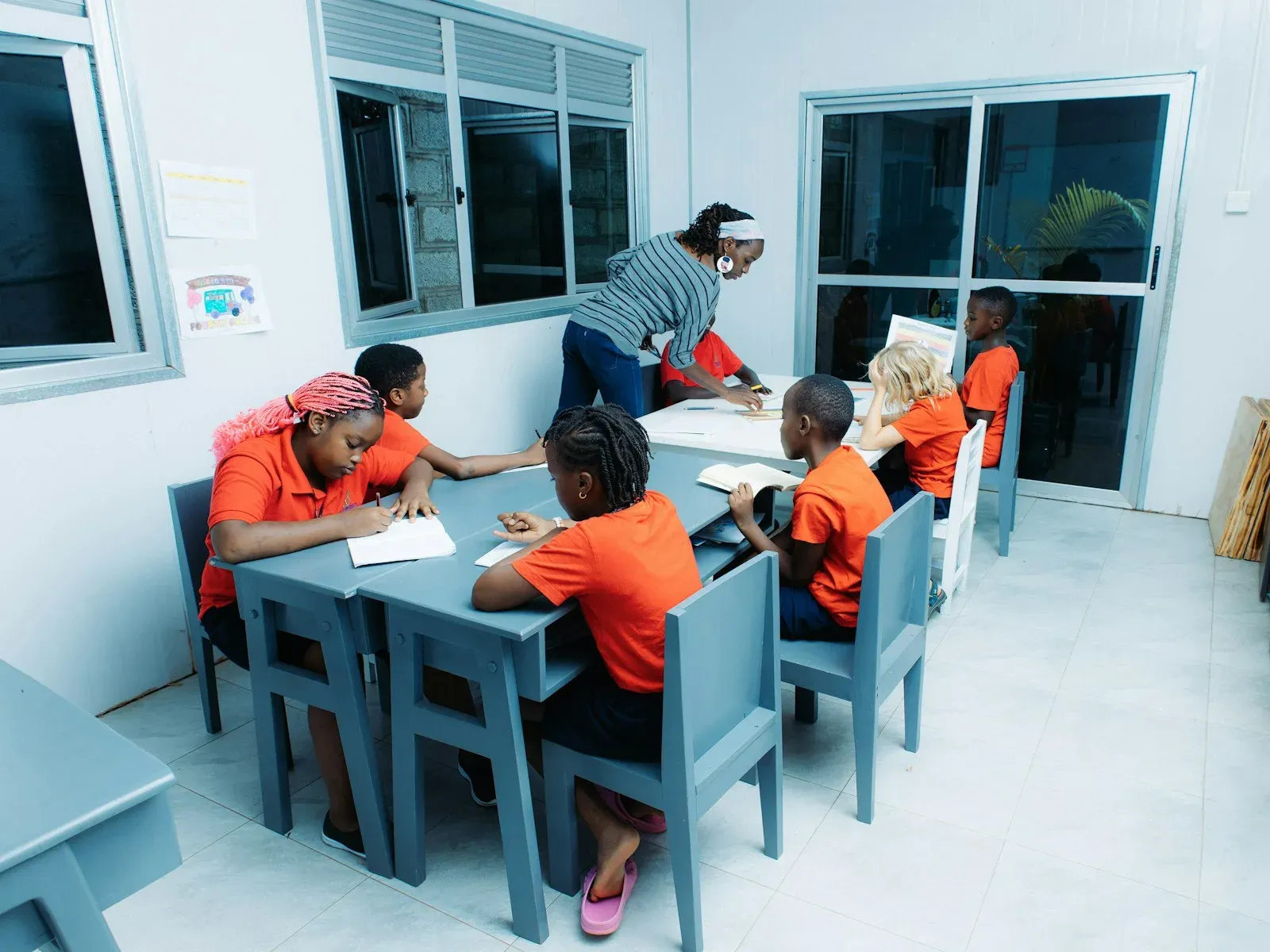 Bambini al lavoro sui banchi di una classe